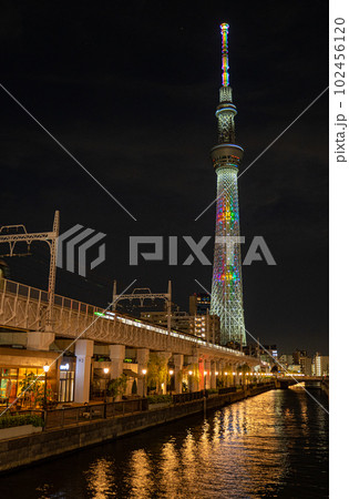 夜空に映えるライトアップされた東京スカイツリーと東京ミズマチの街明かり 夜空に映えるライトアップされた東京スカイツリーと東京ミズマチの街明かり 102456120