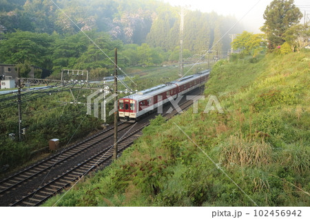 早朝の近鉄大阪線 【室生口大野駅付近／奈良県宇陀市】　　 102456942