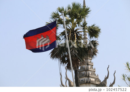 カンボジア、プノンペン、キリングフィールドのカンボジア国旗 102457522