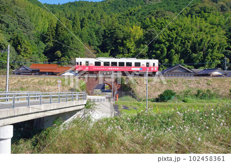 里山のレンガ造りのアーチ橋を渡る平成筑豊鉄道の電車 里山のレンガ造りのアーチ橋を渡る平成筑豊鉄道の電車 102458361