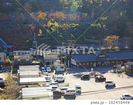 福岡県篠栗町のJR九州城戸南蔵院前駅列車と駅舎 102458449