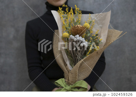 ドライフラワーの花束を持つ女性 ドライフラワーの花束を持つ女性 102459326
