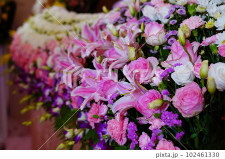 お洒落な花祭壇 102461330