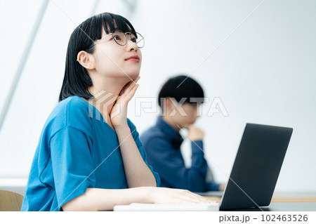 パソコンに向かう若い男女 102463526