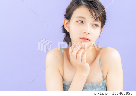 パープルバックでスキンケアをする若い女性 パープルバックでスキンケアをする若い女性 102463956