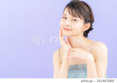 パープルバックでスキンケアをする若い女性 パープルバックでスキンケアをする若い女性 102463960