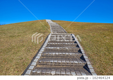 東京都多摩市鶴牧3丁目の鶴牧山展望台へ続く石段 東京都多摩市鶴牧3丁目の鶴牧山展望台へ続く石段 102464124