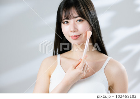 ブラシを持つ女性 102465182
