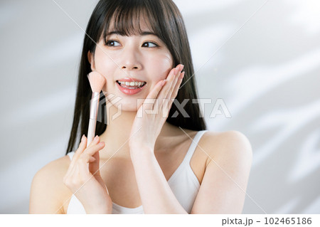 ブラシを持つ女性 102465186