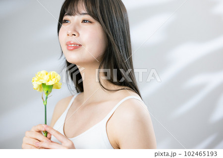 花を持つ女性　ビューティー 102465193
