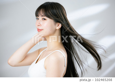 髪　女性　ビューティー 102465208