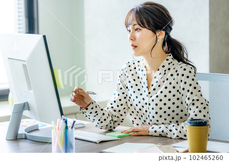 女性　ビジネス　おしゃれ 102465260