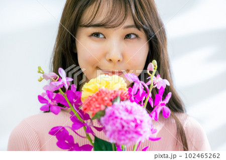 花束を持った女性 102465262