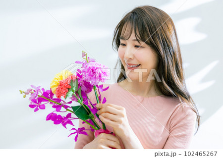 花束を持った女性 花束を持った女性 102465267
