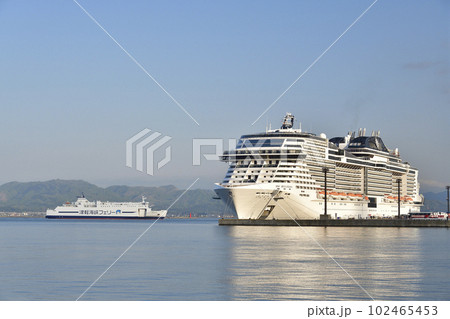 春の北海道函館市函館港に寄港停泊中のクルーズ船MSCベリッシマ号の風景を撮影 102465453
