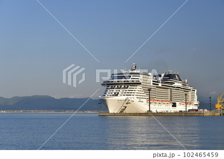 春の北海道函館市函館港に寄港停泊中のクルーズ船MSCベリッシマ号の風景を撮影 102465459