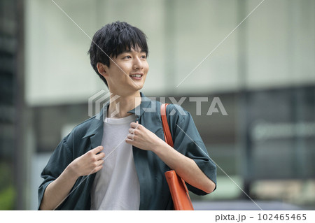 街角に立つ笑顔の20代の男性 102465465