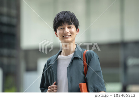 カメラ目線で笑顔の20代の男性 カメラ目線で笑顔の20代の男性 102465512