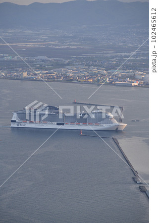 春の北海道函館市函館港に寄港するクルーズ船MSCベリッシマ号の早朝の風景を函館山から撮影 春の北海道函館市函館港に寄港するクルーズ船MSCベリッシマ号の早朝の風景を函館山から撮影 102465612