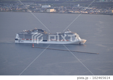 春の北海道函館市函館港に寄港するクルーズ船MSCベリッシマ号の早朝の風景を函館山から撮影 102465614