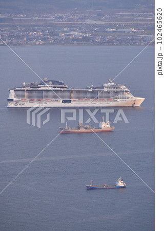 春の北海道函館市函館港に寄港するクルーズ船MSCベリッシマ号の早朝の風景を函館山から撮影 春の北海道函館市函館港に寄港するクルーズ船MSCベリッシマ号の早朝の風景を函館山から撮影 102465620
