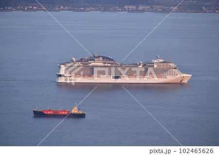 春の北海道函館市函館港に寄港するクルーズ船MSCベリッシマ号の早朝の風景を函館山から撮影 春の北海道函館市函館港に寄港するクルーズ船MSCベリッシマ号の早朝の風景を函館山から撮影 102465626