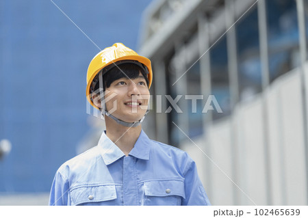 ヘルメットを被った作業服姿の男性 ヘルメットを被った作業服姿の男性 102465639