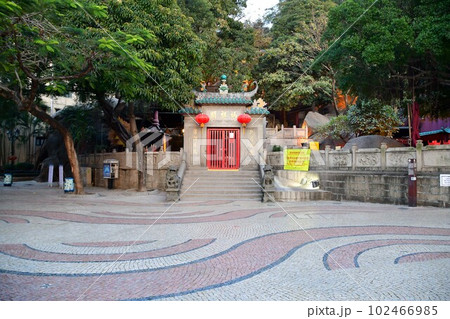 マカオ、媽閣廟（マーコッミウ）、バラ広場、波模様の石畳（カルサーダス） 102466985