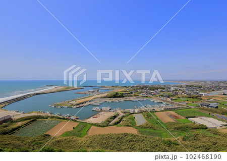 飯岡刑部岬展望館から飯岡漁港と九十九里浜 102468190