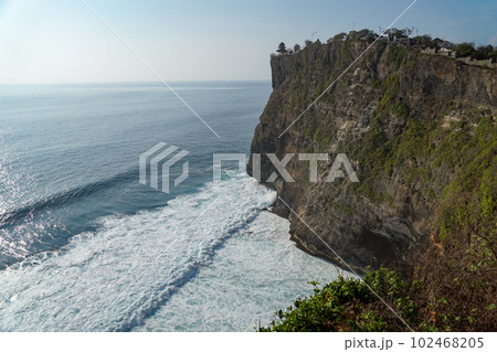 絶壁の先端に立つウルワツ寺院の絶景 102468205