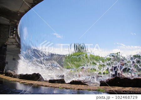 岩手の風景　滝沢総合公園ロックガーデンのウォーターカーテン 102468729