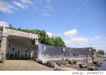 滝沢総合公園ロックガーデンで遊ぶ子供たち 滝沢総合公園ロックガーデンで遊ぶ子供たち 102468733