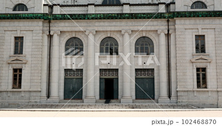 歴史的西洋建築学校校舎正面 102468870
