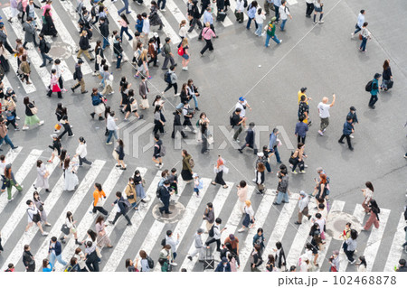 【東京都】ゴールデンウィークで混雑する渋谷スクランブル交差点 102468878