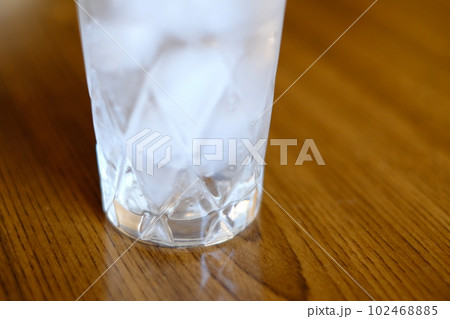 氷と炭酸水の入ったコップ 氷と炭酸水の入ったコップ 102468885