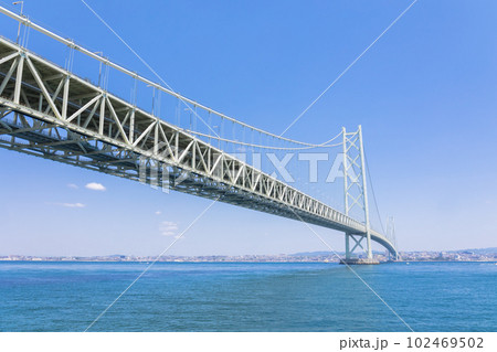 快晴の明石海峡大橋 102469502