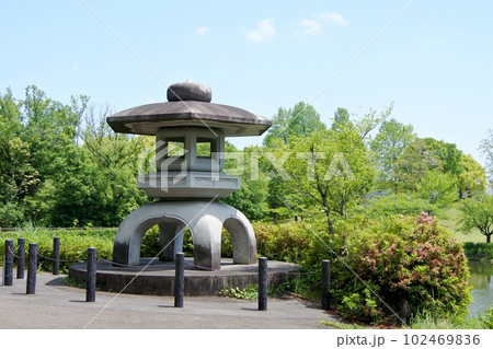 あいち健康の森公園内散策路脇の大石燈籠 102469836