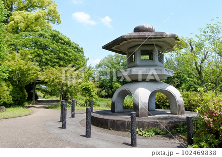 あいち健康の森公園内散策路脇の大石燈籠 102469838