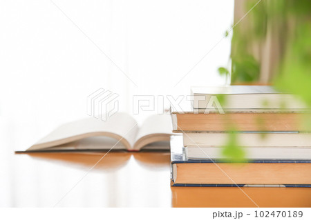 机の上に開いた英語の書籍 研究 学習 学び直しのイメージ 机の上に開いた英語の書籍 研究 学習 学び直しのイメージ 102470189