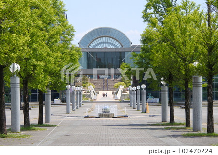 あいち健康の森公園東西通路から交流センターを見る 102470224