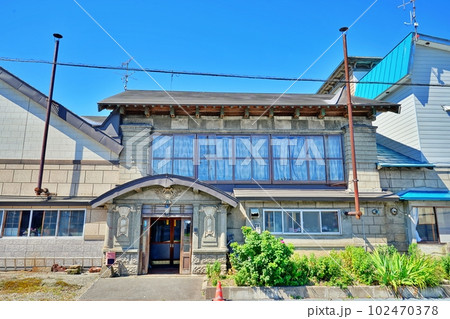 北海道増毛町ふるさと歴史通りの風景　1916年から続く志満川食堂のレトロな建物 102470378