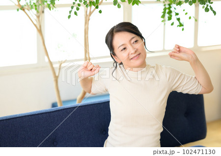 ストレッチするミドルの女性 102471130