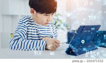 勉強する男の子とテクノロジー　eラーニング　エドテック 102471332