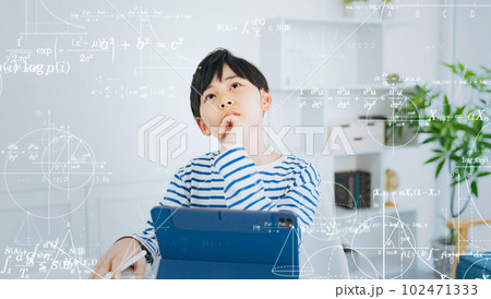 勉強する男の子と科学技術　eラーニング　エドテック 102471333