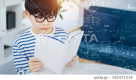 本を読む少年と科学技術イメージ 本を読む少年と科学技術イメージ 102471334