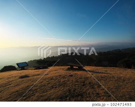 晩秋の青山高原　円山草原からの眺望 102471493