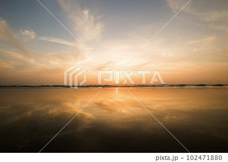 春の日没前のかがみの海 102471880