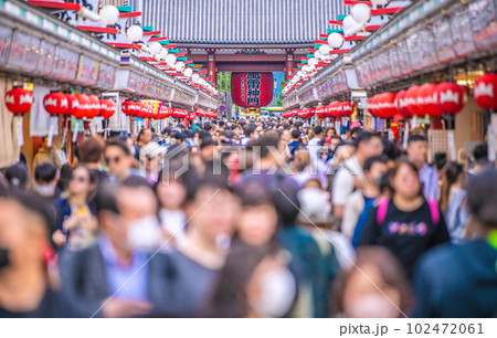 日本の東京都市景観 マ無しの方増加、これでエ感染爆発はない…浅草寺はコロナ前をこえる人流…＝5月1日 102472061