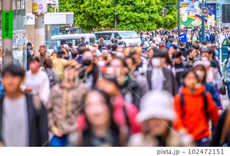 日本の東京都市景観 5類移行きょうから。脅威の人流。マ無しの方がさらに増加＝8日、渋谷センター街 102472151