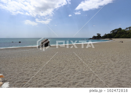 土佐 桂浜の砂浜と海津見神社(龍王宮) 土佐 桂浜の砂浜と海津見神社(龍王宮) 102472818